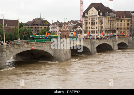 Hohen Hochwasser am Rhein in Basel, Schweiz. Die Brücke wird die Mittlere Brücke oder nahen Brücke genannt. Stockfoto