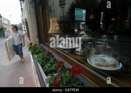Kuchen im Café Fenster, San Telmo, Buenos Aires, Argentinien. Weder Herr PR Stockfoto