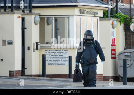 Carrickfergus, Nordirland. 4. Juni 2013. Armee ATO verlässt Carrickfergus Polizeistation nach Durchführung einer kontrollierten Explosion.  Es wurde später erklärt, um ein Hokuspokus zu sein. Bildnachweis: Stephen Barnes/Alamy Live-Nachrichten Stockfoto