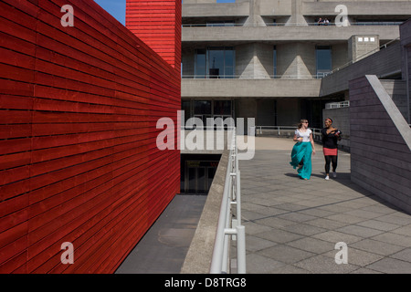 Außen die 250 Sitzplätzen temporäre Holz getäfelten Auditorium für das nationale Theater (NT) vom Architekten Haworth Tompkins, unter dem Titel The Shed auf London Southbank. Stockfoto