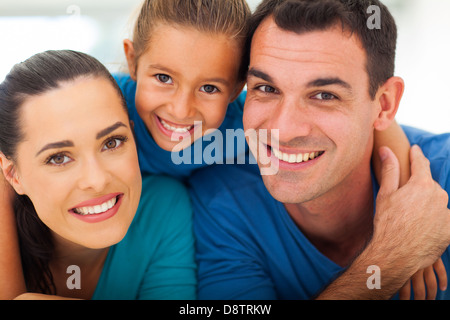 nette Familie von drei Gesicht Closeup Portrait zu Hause Stockfoto