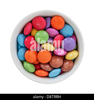 Eine Schüssel mit Nestle Smarties auf weißem Hintergrund Stockfoto