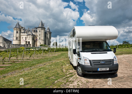 Ford Transit Wohnmobil durch die Vinevards vor den historischen Château de Saumur im Loire-Tal, Frankreich geparkt. Stockfoto