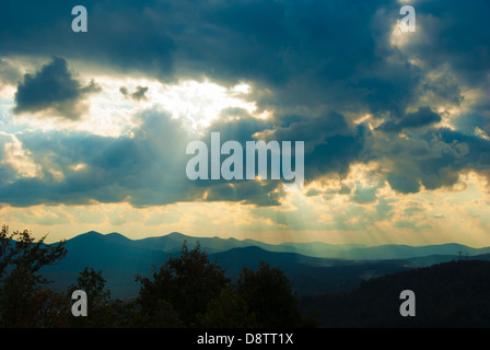 Das Sonnenlicht strömt durch stürmische Wolken über Blairsville, Georgia, in den Blue Ridge Mountains. (USA) Stockfoto