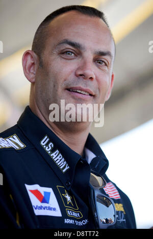1. Juni 2013 - Englishtown, New Jersey, USA - 1. Juni 2013: US Army Dragster Fahrer Tony Schumacher lächelt den Fans während der Toyota Summernationals Raceway Park in Englishtown, New Jersey. Stockfoto