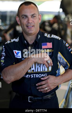 1. Juni 2013 - Englishtown, New Jersey, USA - 1. Juni 2013: US Army Dragster Fahrer Tony Schumacher lächelt den Fans während der Toyota Summernationals Raceway Park in Englishtown, New Jersey. Stockfoto