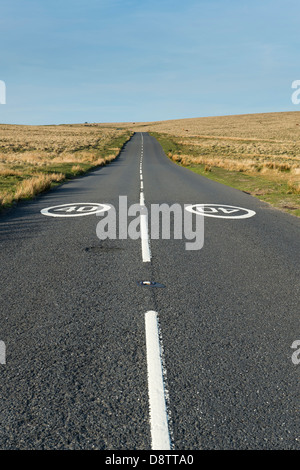 Gerade Straße mit 40 km/h Straße Zeichen auf Dartmoor National Park, Devon, England Stockfoto