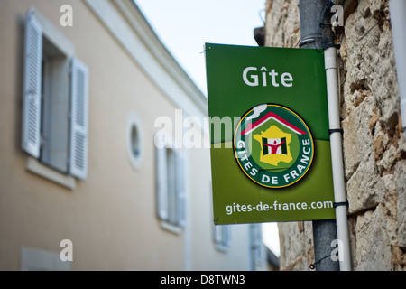 Eine Werbetafel Gites de France in einem französischen Dorf Straße Stockfoto