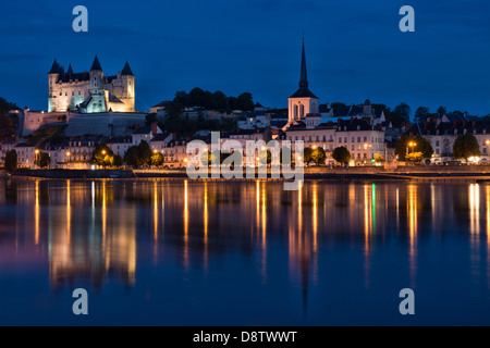 Schloss und Stadt Saumur im Loire Vally, Frankreich. Beleuchtet. Stockfoto