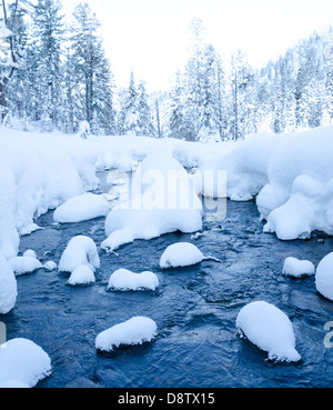 Bergbach im winter Stockfoto