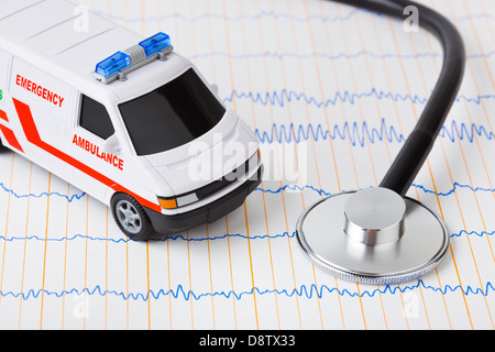 Stethoskop und Krankenwagen Auto auf EKG Stockfoto