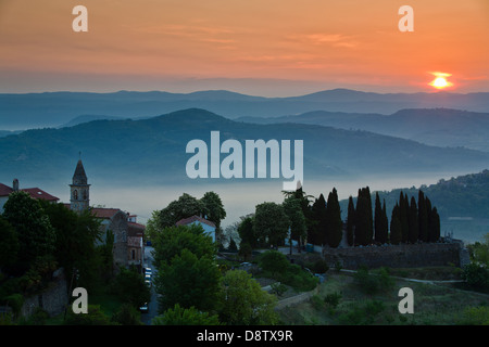 Motovun Stadt Dawn im Frühjahr, Istrien, Kroatien Stockfoto