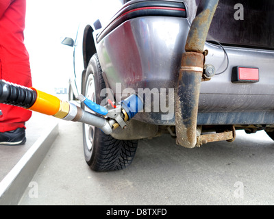 Auto an Tankstelle mit Kraftstoff gefüllt Stockfoto