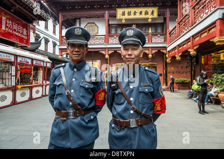 Shanghai, China - 7. April 2013: zwei touristische Polizisten posieren und lächelnd in Fang Bang Zhong Lu Altstadt an der Stadt Shanghai in China am 7. April 2013 Stockfoto