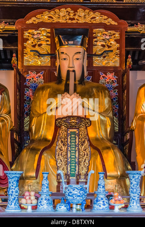 Shanghai, China - 7. April 2013: Statuen in der Stadt Gottes Tempel Chenghuang Miao in der Stadt Shanghai in China am 7. April 2013 Stockfoto