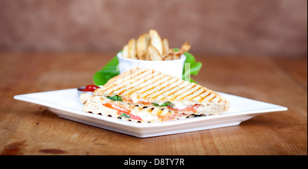 Gegrillte Caprese Sandwich mit Pommes Frites und Ketchup auf einem Teller Stockfoto