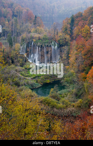 Fizzler-Wasserfall im Herbst, National Park Plitvicer Seen, Lika, Kroatien Stockfoto