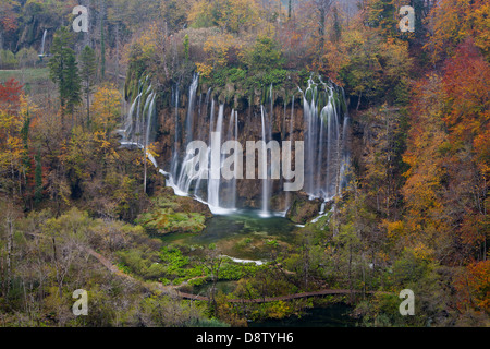 Fizzler-Wasserfall im Herbst, Herbst, National Park Plitvicer Seen, Lika, Kroatien Stockfoto