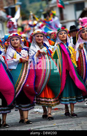 Frau Tänzer (Tänzer) in der religiösen Parade innerhalb des Fronleichnam-Festivals in Pujilí, Ecuador. Stockfoto