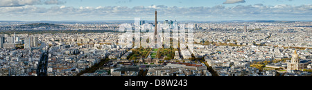 Panoramablick über Paris, einschließlich la Tour Eiffel (Eiffelturm) genommen von Tour Maine-Montparnasse (Montparnasse-Turm). Stockfoto