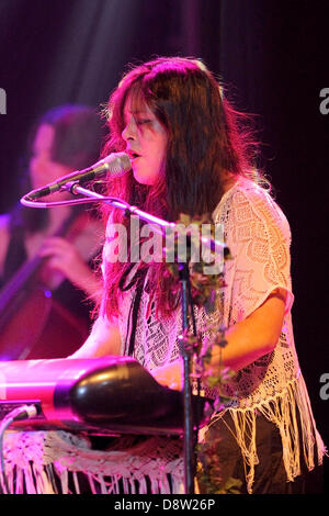 Toronto, Kanada. 4. Juni 2013. US-amerikanische Sängerin und Songwriterin Rachael Yamagata führt bei Virgin Mobile Mod Club in Toronto.  (EXI/N8N) Stockfoto