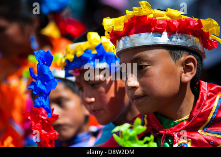 Junge Tänzerinnen (Tänzer) führen in der religiösen Parade innerhalb des Fronleichnam-Festivals in Pujilí, Ecuador. Stockfoto