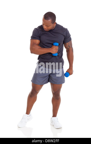 Afrikanische muskulöser Mann Workout mit Hanteln auf weißem Hintergrund Stockfoto