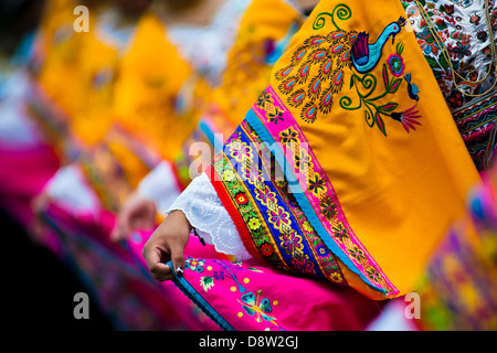 Frau Tänzer (Tänzer) in der religiösen Parade innerhalb des Fronleichnam-Festivals in Pujilí, Ecuador. Stockfoto