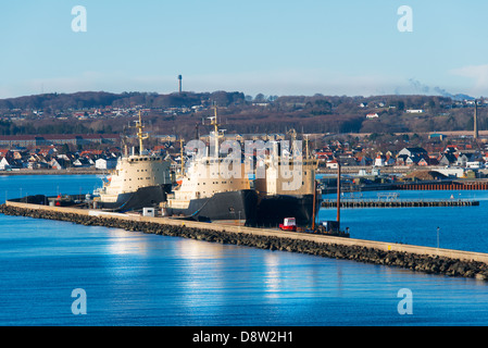 Frachtschiffe im angedockten port Stockfoto