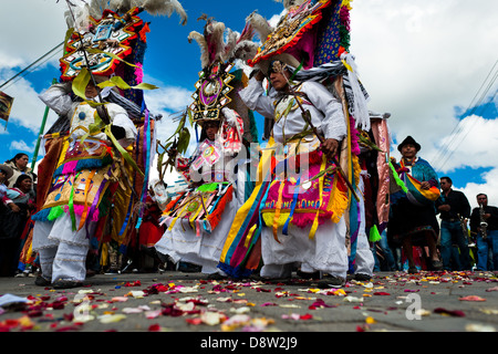 Tänzer (Tänzer) in der religiösen Parade innerhalb des Fronleichnam-Festivals in Pujilí, Ecuador. Stockfoto