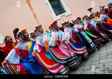 Frau Tänzer (Tänzer) in der religiösen Parade innerhalb des Fronleichnam-Festivals in Pujilí, Ecuador. Stockfoto