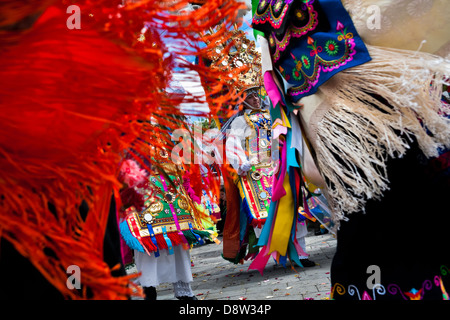 Tänzer (Tänzer) in der religiösen Parade innerhalb des Fronleichnam-Festivals in Pujilí, Ecuador. Stockfoto