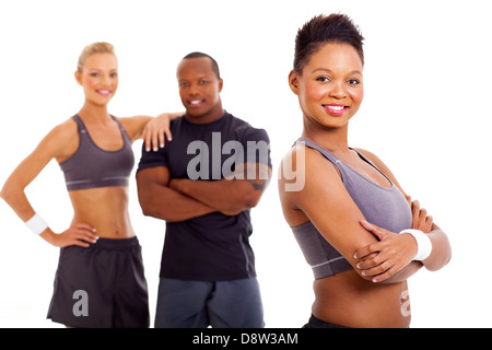 schön fit Afrikanerin Sportswear mit zwei Instruktoren auf Hintergrund Stockfoto