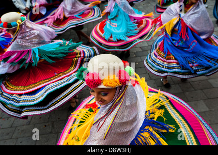 Frau Tänzer (Tänzer) in der religiösen Parade innerhalb des Fronleichnam-Festivals in Pujilí, Ecuador. Stockfoto