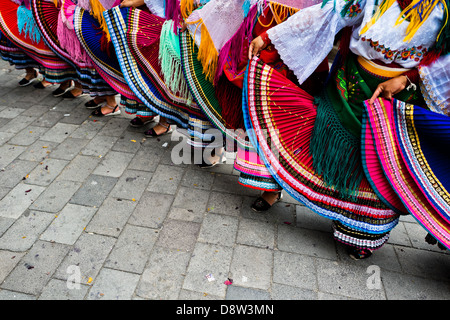 Frau Tänzer (Tänzer) in der religiösen Parade innerhalb des Fronleichnam-Festivals in Pujilí, Ecuador. Stockfoto