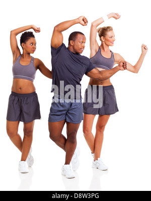 fröhliche junge Erwachsene trainieren auf weißem Hintergrund Stockfoto
