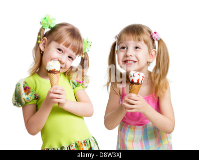 glückliche Mädchen essen Eis im Studio isoliert Stockfoto