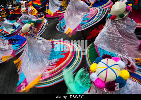 Frau Tänzer (Tänzer) in der religiösen Parade innerhalb des Fronleichnam-Festivals in Pujilí, Ecuador. Stockfoto