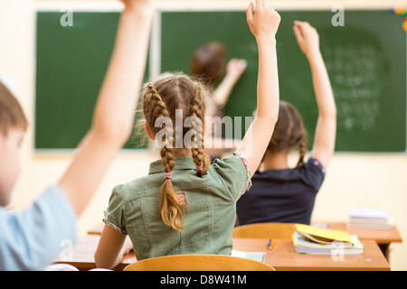 Schülerinnen und Schüler im Klassenzimmer an Lektion Stockfoto