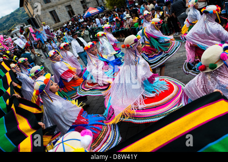 Frau Tänzer (Tänzer) in der religiösen Parade innerhalb des Fronleichnam-Festivals in Pujilí, Ecuador. Stockfoto