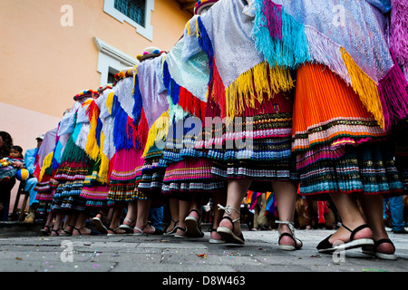 Frau Tänzer (Tänzer) in der religiösen Parade innerhalb des Fronleichnam-Festivals in Pujilí, Ecuador. Stockfoto