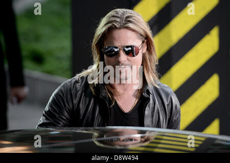 Berlin, Deutschland. 4. Juni 2013. Der Hollywood-Schauspieler Brad Pitt kommt bei 04.06.2013 in Berlin für die Premiere des Films "World War Z" ins Kino Cinestar am Potsdamer Platz. Der Film kommt am 27.06.2013 in den deutschen Kinos. Foto: picture Alliance / Robert Schlesinger/Dpa/Alamy Live-Nachrichten Stockfoto