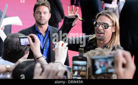 Berlin, Deutschland. 4. Juni 2013. Der Hollywood-Schauspieler Brad Pitt kommt bei 04.06.2013 in Berlin für die Premiere des Films "World War Z" ins Kino Cinestar am Potsdamer Platz. Der Film kommt am 27.06.2013 in den deutschen Kinos. Foto: picture Alliance / Robert Schlesinger/Dpa/Alamy Live-Nachrichten Stockfoto