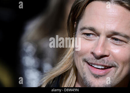 Berlin, Deutschland. 4. Juni 2013. Der Hollywood-Schauspieler Brad Pitt kommt bei 04.06.2013 in Berlin für die Premiere des Films "World War Z" ins Kino Cinestar am Potsdamer Platz. Der Film kommt am 27.06.2013 in den deutschen Kinos. Foto: picture Alliance / Robert Schlesinger/Dpa/Alamy Live-Nachrichten Stockfoto