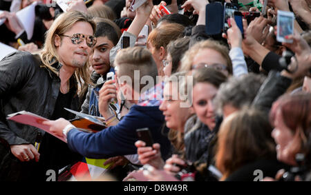 Berlin, Deutschland. 4. Juni 2013. Der Hollywood-Schauspieler Brad Pitt kommt bei 04.06.2013 in Berlin für die Premiere des Films "World War Z" ins Kino Cinestar am Potsdamer Platz. Der Film kommt am 27.06.2013 in den deutschen Kinos. Foto: picture Alliance / Robert Schlesinger/Dpa/Alamy Live-Nachrichten Stockfoto