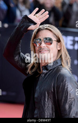 Berlin, Deutschland. 4. Juni 2013. Der Hollywood-Schauspieler Brad Pitt kommt bei 04.06.2013 in Berlin für die Premiere des Films "World War Z" ins Kino Cinestar am Potsdamer Platz. Der Film kommt am 27.06.2013 in den deutschen Kinos. Foto: picture Alliance / Robert Schlesinger/Dpa/Alamy Live-Nachrichten Stockfoto