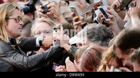 Berlin, Deutschland. 4. Juni 2013. Der Hollywood-Schauspieler Brad Pitt kommt bei 04.06.2013 in Berlin für die Premiere des Films "World War Z" ins Kino Cinestar am Potsdamer Platz. Der Film kommt am 27.06.2013 in den deutschen Kinos. Foto: picture Alliance / Robert Schlesinger/Dpa/Alamy Live-Nachrichten Stockfoto