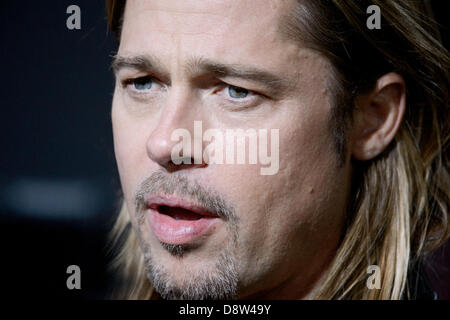 Berlin, Deutschland. 4. Juni 2013. Der Hollywood-Schauspieler Brad Pitt kommt bei 04.06.2013 in Berlin für die Premiere des Films "World War Z" ins Kino Cinestar am Potsdamer Platz. Der Film kommt am 27.06.2013 in den deutschen Kinos. Foto: picture Alliance / Robert Schlesinger/Dpa/Alamy Live-Nachrichten Stockfoto