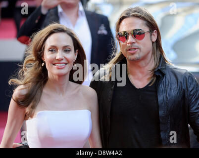 Berlin, Deutschland. 4. Juni 2013. Die Hollywood-Schauspieler Angelina Jolie und Brad Pitt besucht die Premiere des Films "World War Z" im Sony Center am 4. Juni 2013 in Berlin, Deutschland. Der Film kommt am 27.06.2013 in den deutschen Kinos. Foto: picture Alliance / Robert Schlesinger/Dpa/Alamy Live-Nachrichten Stockfoto