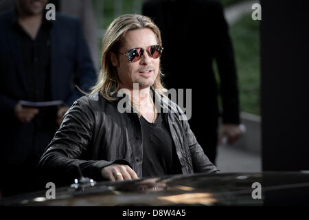 Berlin, Deutschland. 4. Juni 2013. Der Hollywood-Schauspieler Brad Pitt kommt bei 04.06.2013 in Berlin für die Premiere des Films "World War Z" ins Kino Cinestar am Potsdamer Platz. Der Film kommt am 27.06.2013 in den deutschen Kinos. Foto: picture Alliance / Robert Schlesinger/Dpa/Alamy Live-Nachrichten Stockfoto